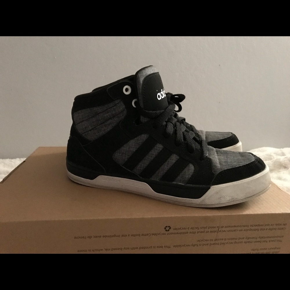 Big kids Adidas size 5. Fits a woman size 6